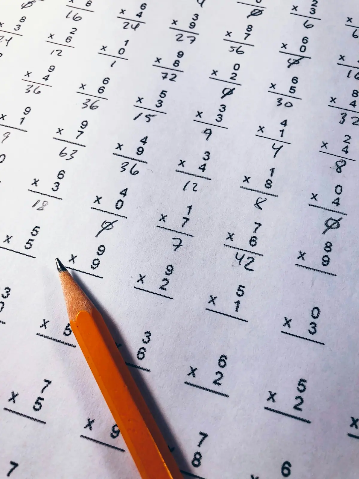 Suasana meja permainan dengan kartu dan chip sebagai ilustrasi artikel promosi