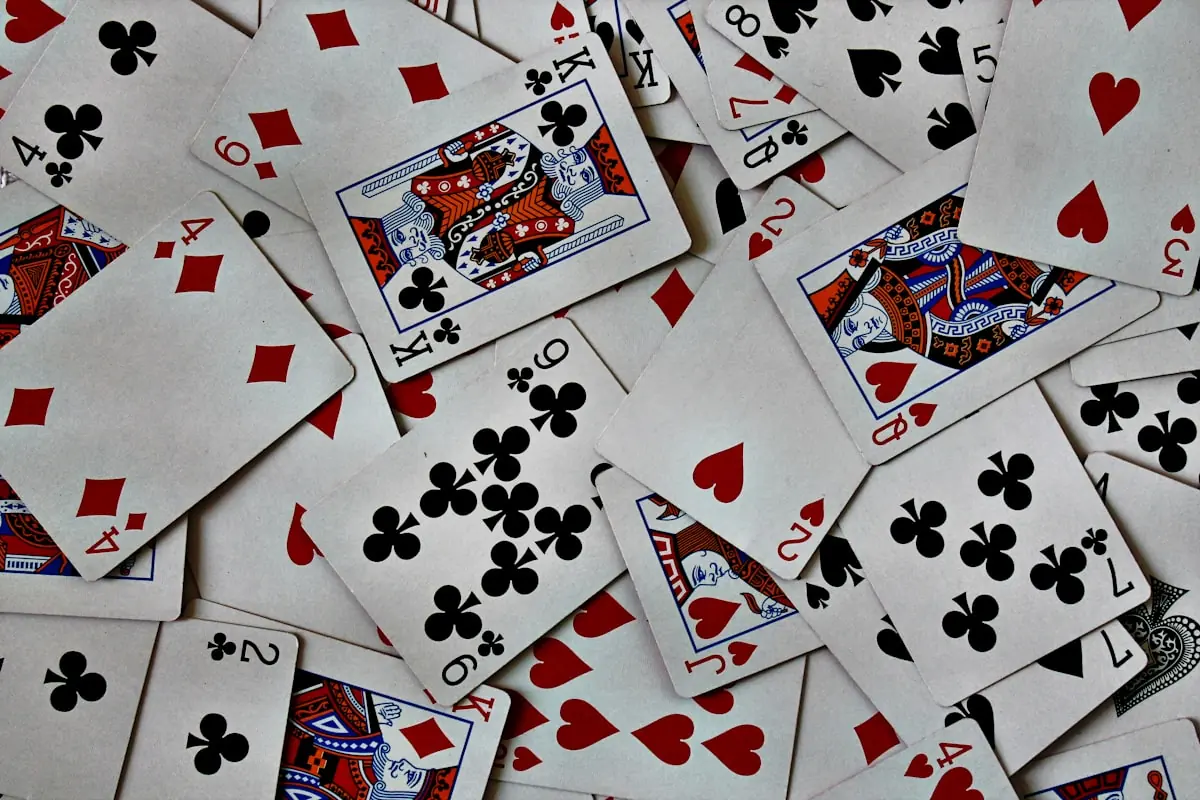 Kartu remi berserakan menampilkan berbagai kombinasi poker