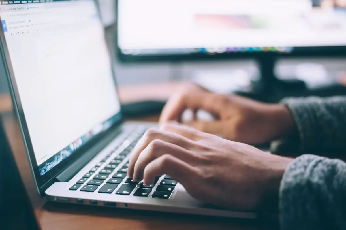 Seseorang mencari bantuan melalui laptop